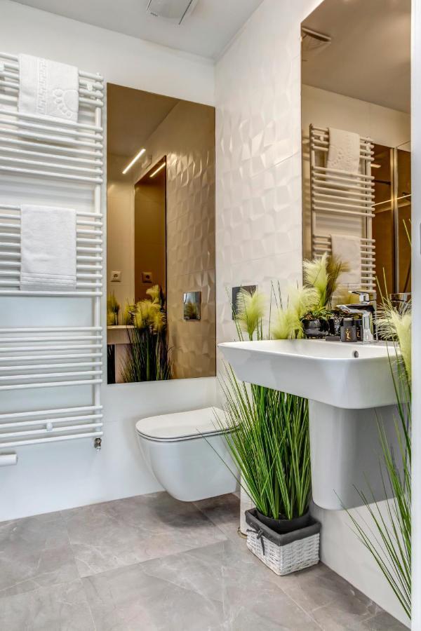 North Twin Apartment Bukares Bagian luar foto